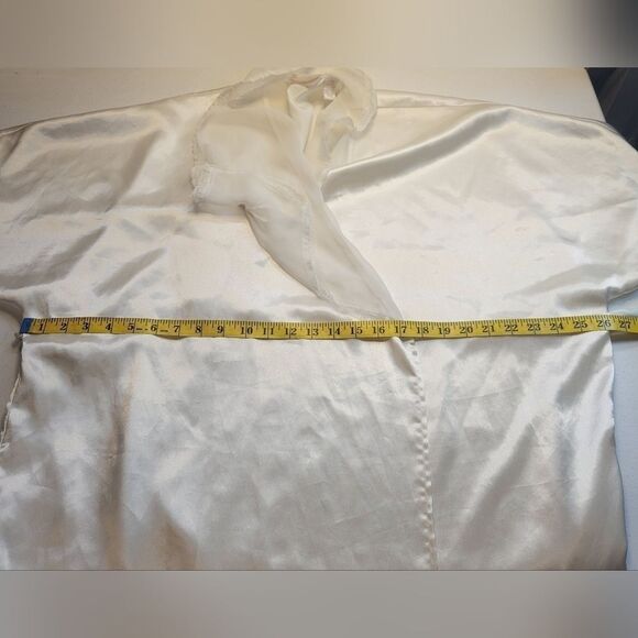 DELICATES Vintage White Robe with Rosettes and lace Women's Large - Picture 13 of 13